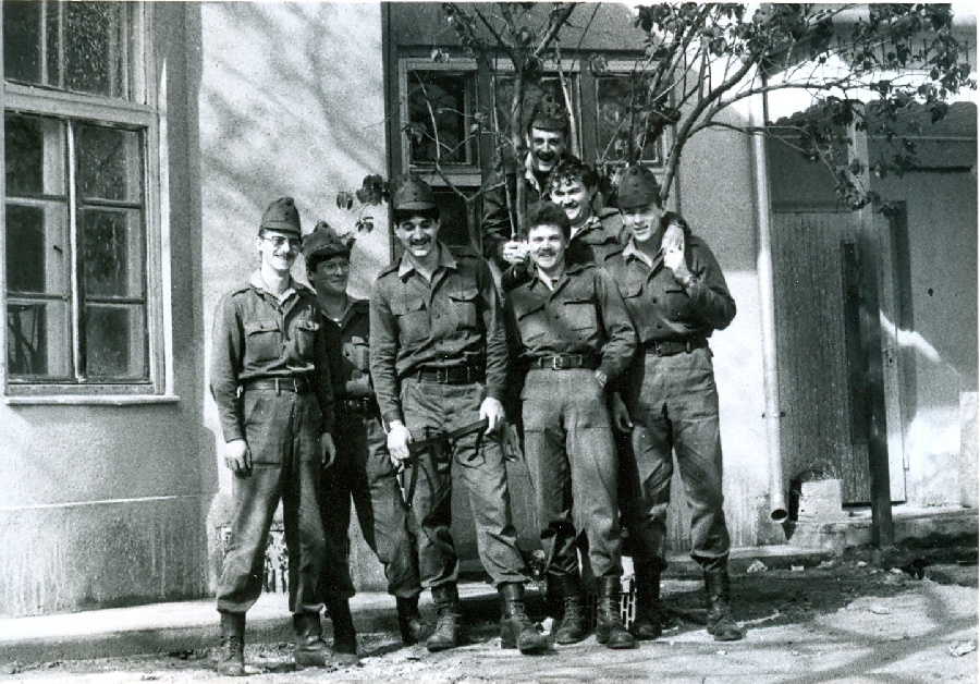 A könyvtárat építő katonák