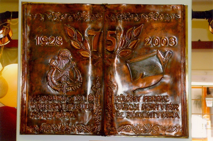 75 éves a könyvtár emléktábla