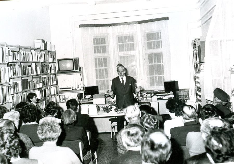 Bálint gazda a könyvtárban