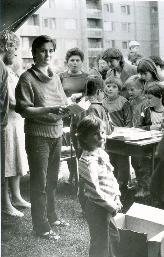 Gyermeknap a lakótelepen