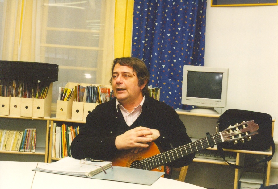 Dinnyés József a könyvtárban