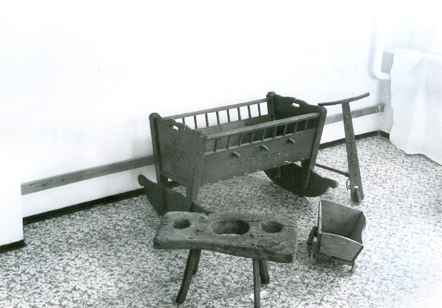 Népi gyermekjáték kiállítás a könyvtárban I.