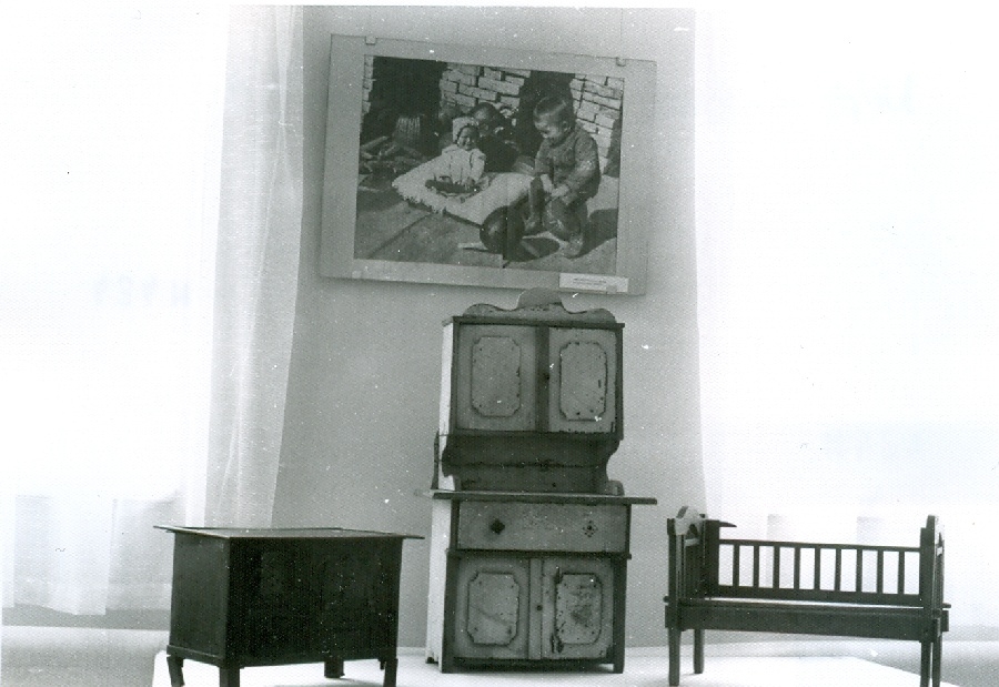 Népi gyermekjáték kiállítás a könyvtárban II.