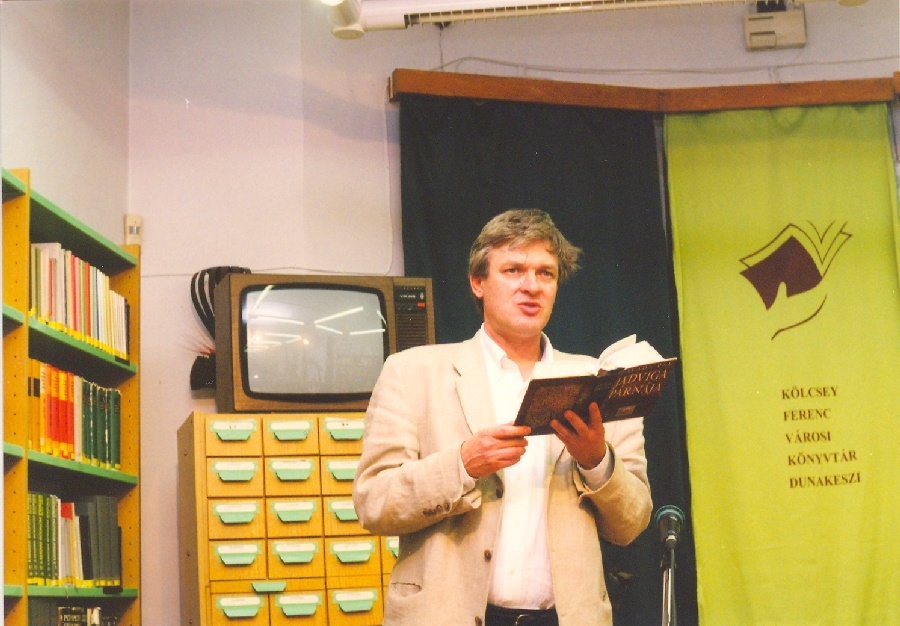 Závada Pál a könyvtárban