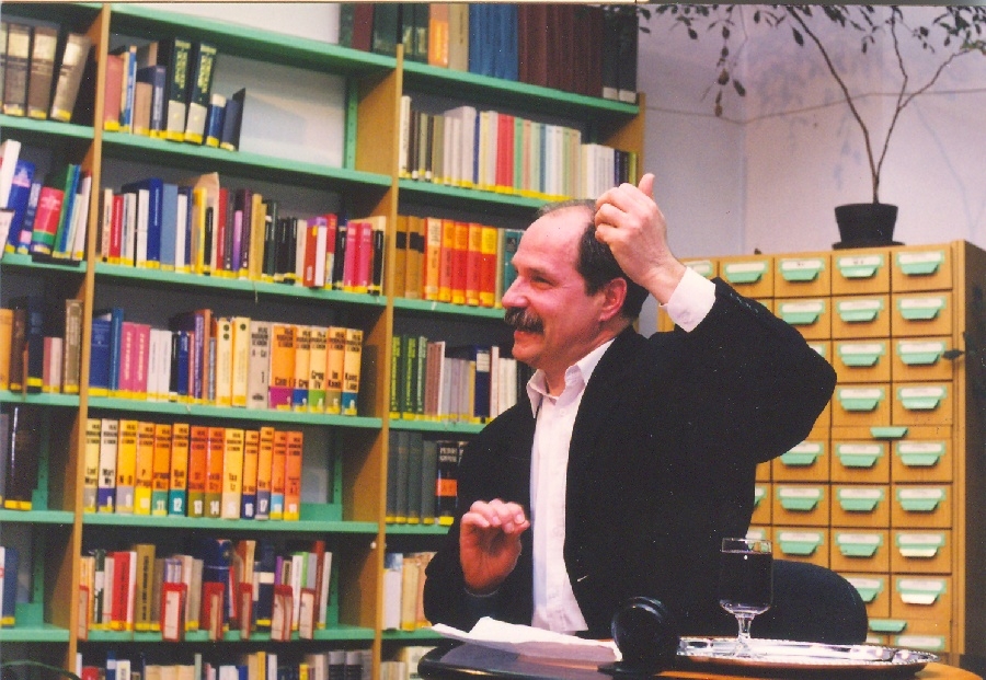 Berencz András a könyvtárban