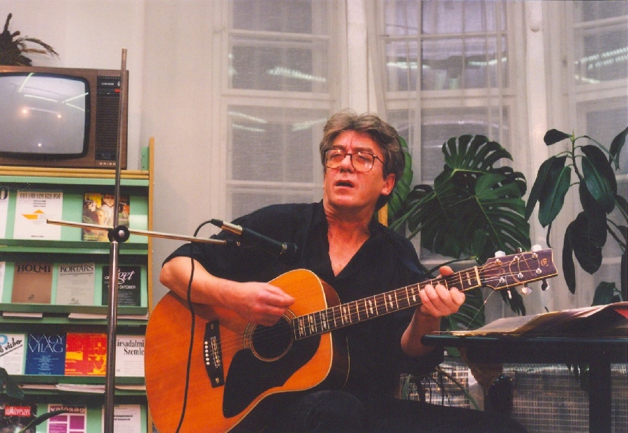 Cseh Tamás a könyvtárban