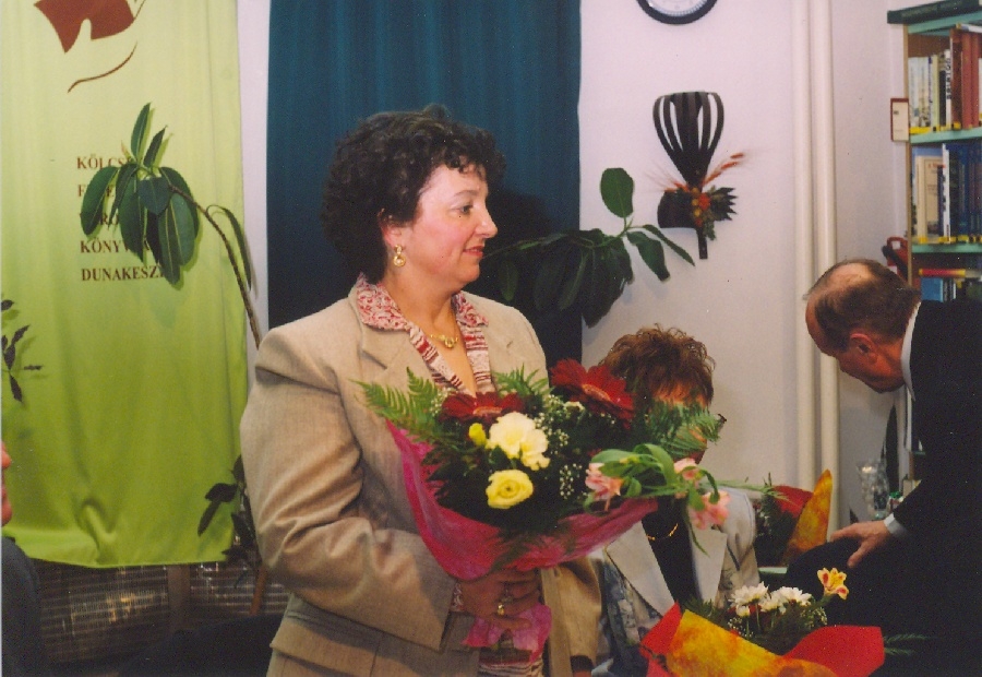 Carmen Togni Daviddi a könyvtárban