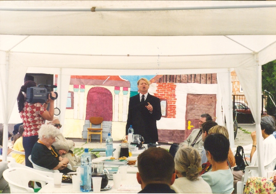 Hegedűs D. Géza a könyvtárban