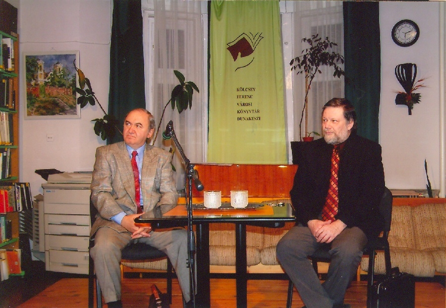 Nógrádi Gábor a könyvtárban