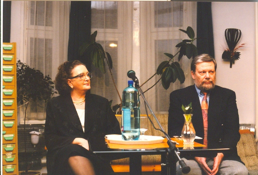 Jókai Anna a könyvtárban