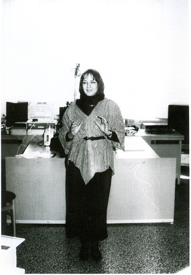 Rubesch Györgyi a könyvtárban