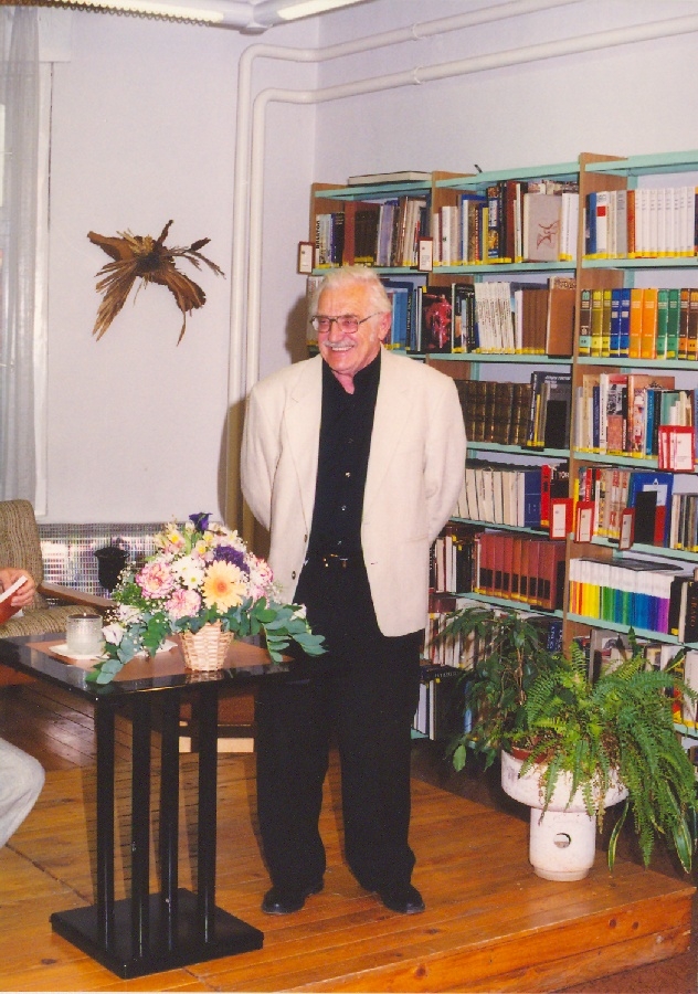 Sipos Károly a könyvtárban