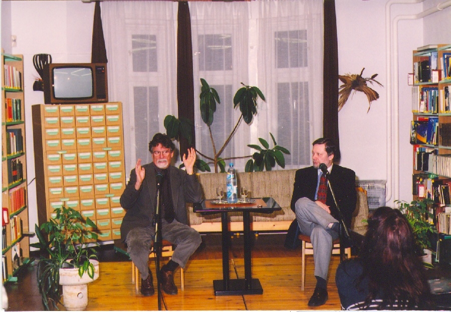 Jankovics Marcell a könyvtárban II.