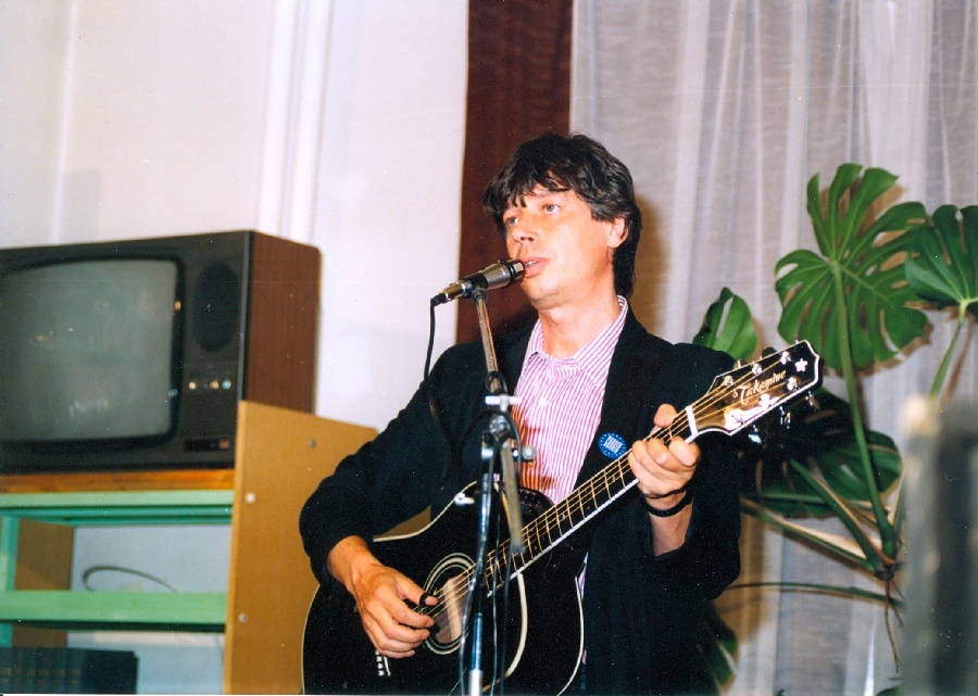 Bródy János a könyvtárban