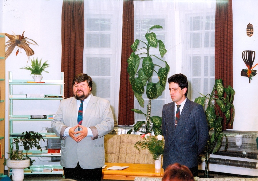 Éles István a könyvtárban