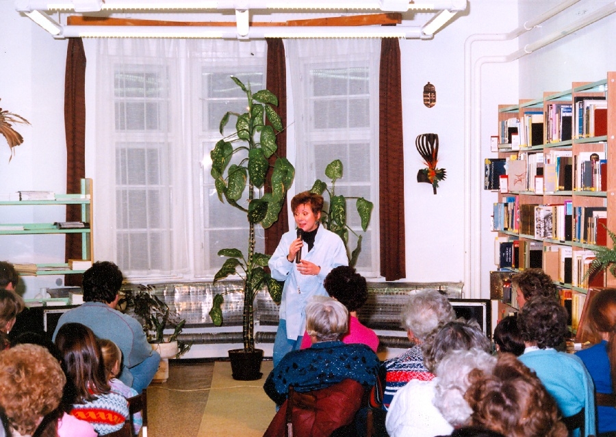 Katona Klári a könyvtárban