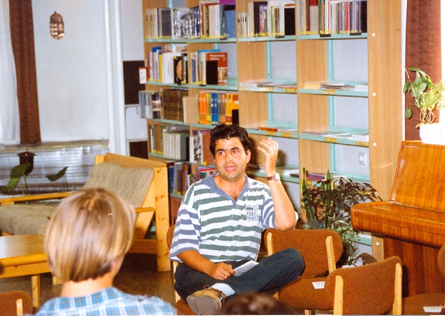 Bárdos András a könyvtárban