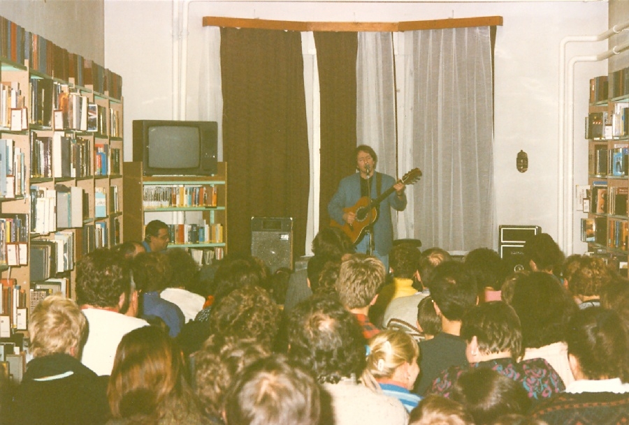 Zorán a könyvtárban