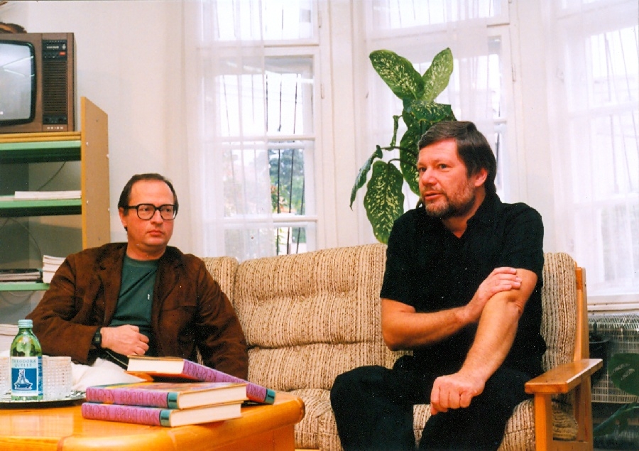 Spiró György a könyvtárban