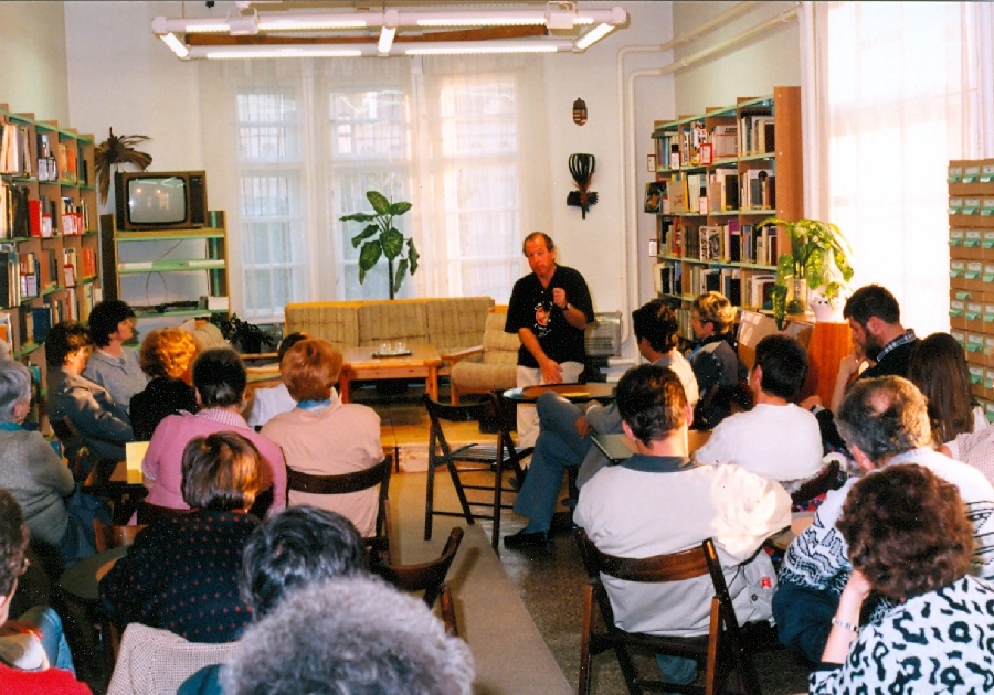 Vámos Miklós a könyvtárban