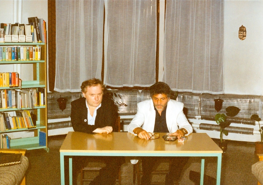 Székhelyi József a könyvtárban