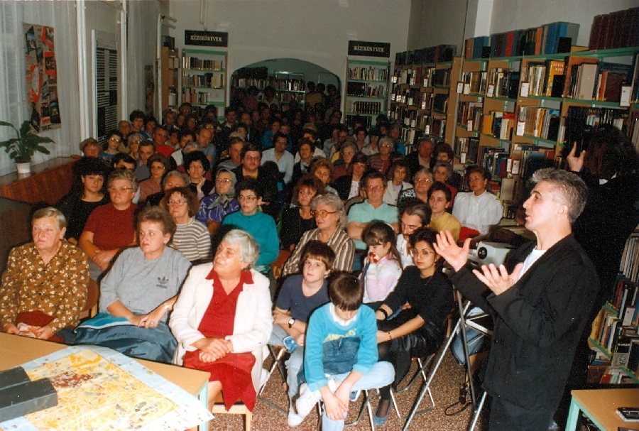 Czalbert H. János a könyvtárban