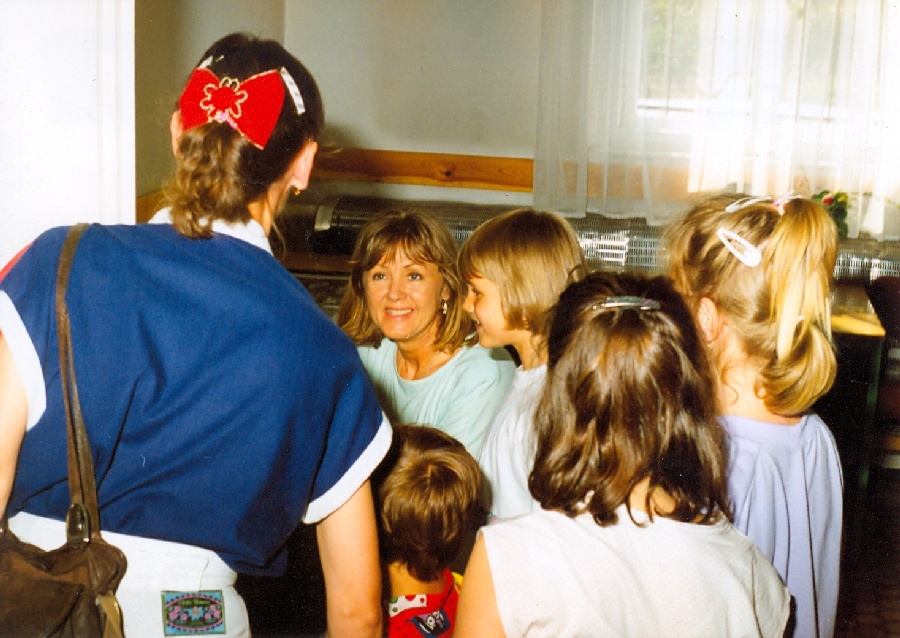 Halász Judit a könyvtárban