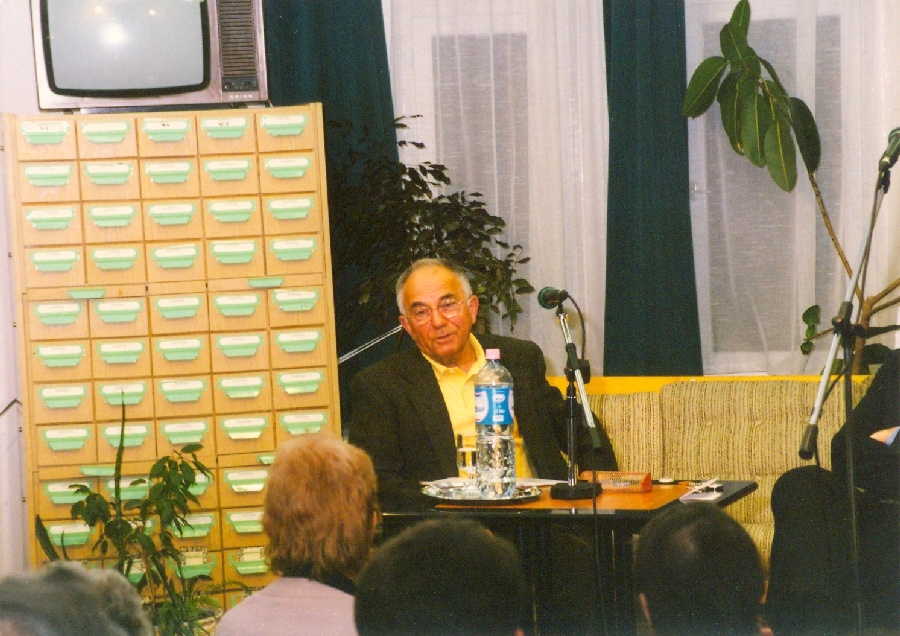 Vitray Tamás a könyvtárban