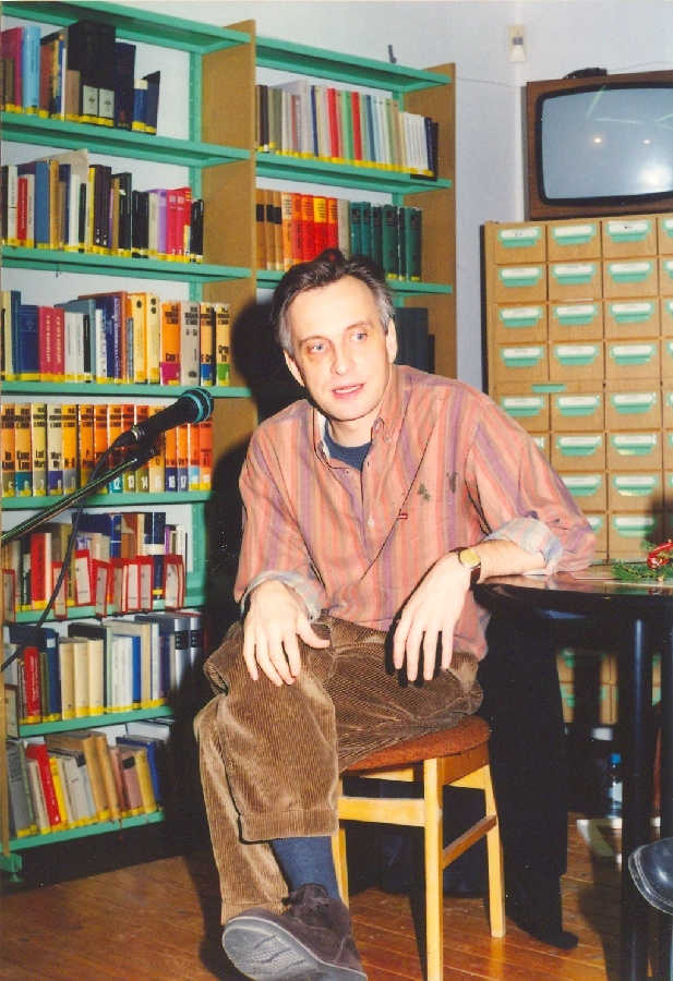 Mácsai Pál a könyvtárban