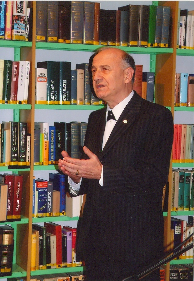 Sellei Zoltán a könyvtárban