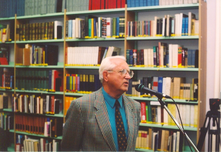 Dér Győző a könyvtárban