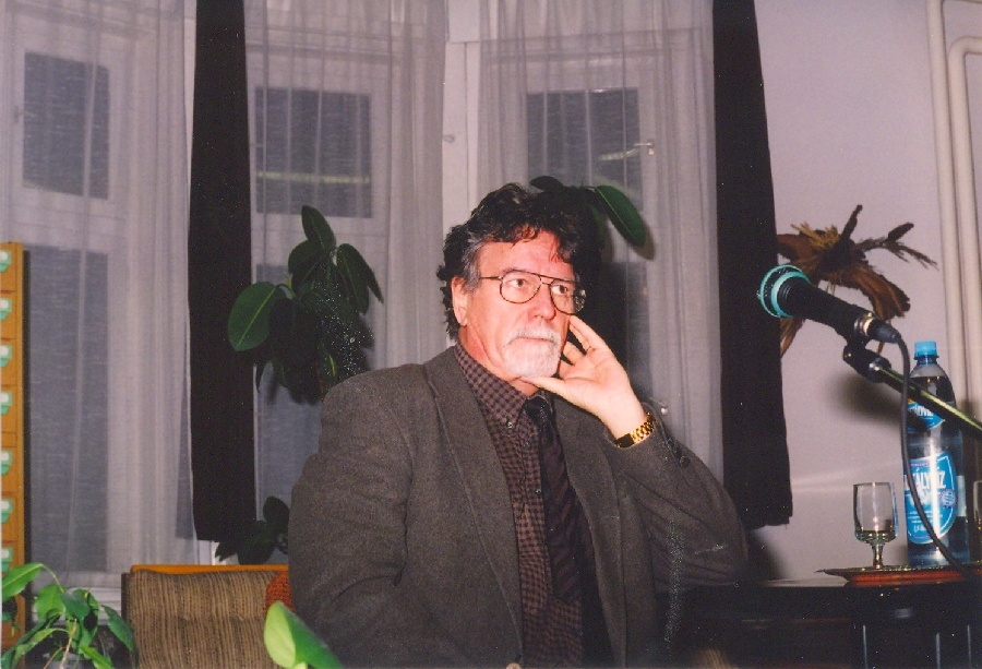 Jankovics Marcell a könyvtárban