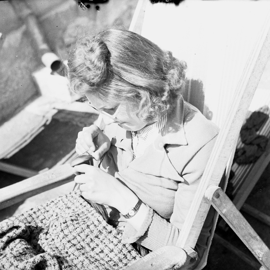 Mária varrás közben