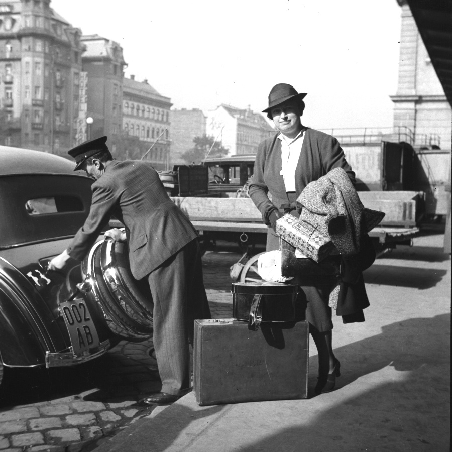 Petanovitsné Paula hazaérkezik Karlsbadból