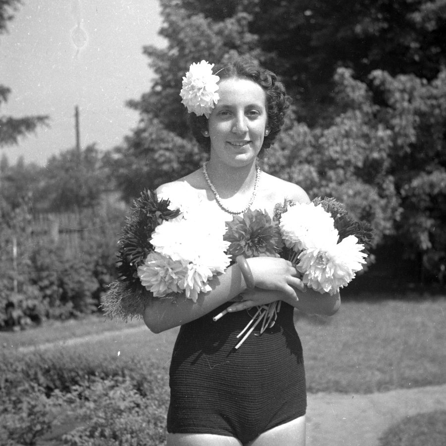 Sarkadi Piroska virággal