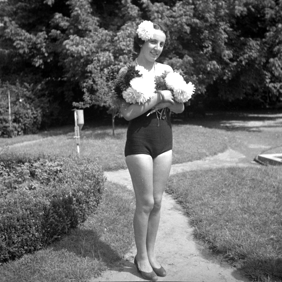 Sarkadi Piroska virággal II.