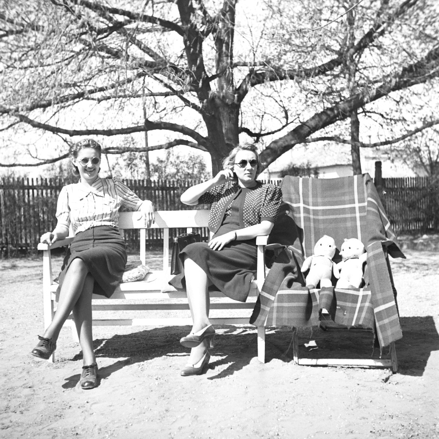 A kertben Ilona és Mária