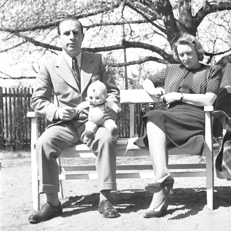 Ilona és Czakó a kertben