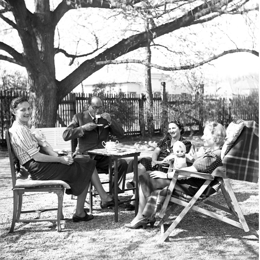 Petanovits József, lánya, Mária, és barátaik, Ilona és Aranka