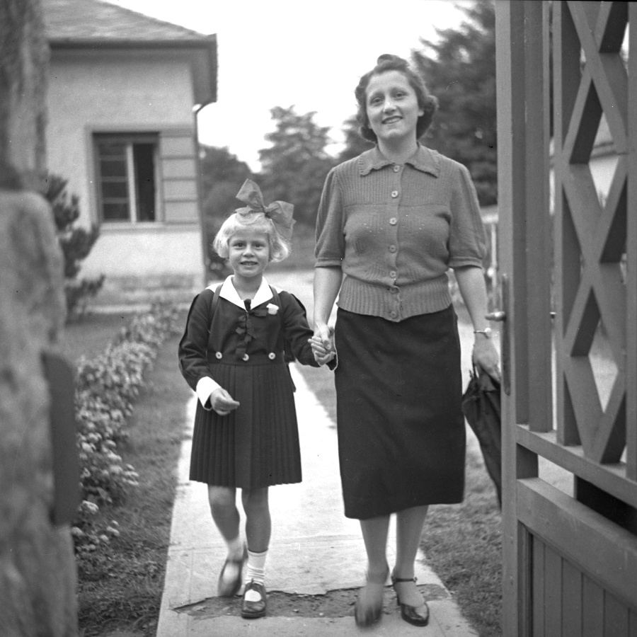 Pethőné és Kati iskolába megy