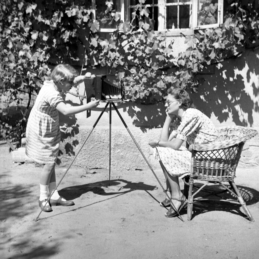 Pethő Kati fényképez