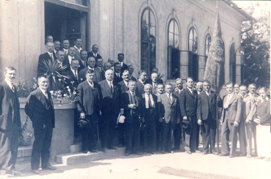 Iparosok a Katolikus Kör épülete előtt