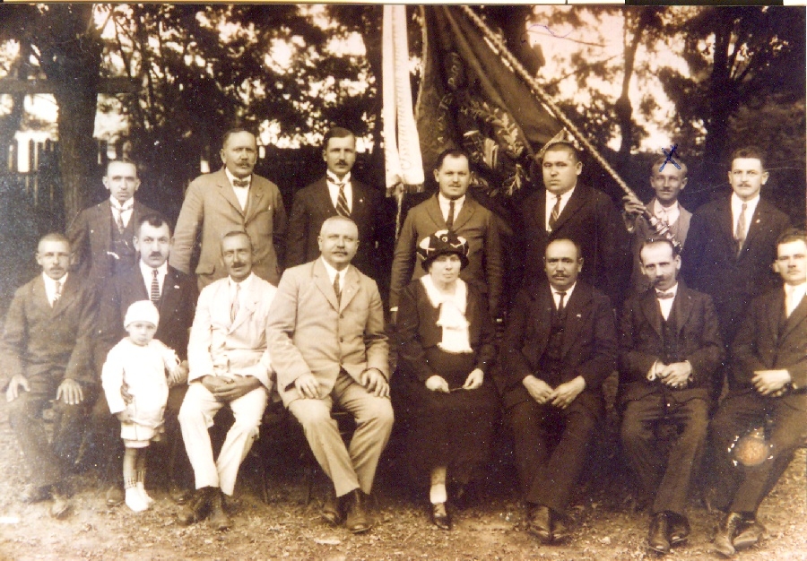 Az iparosok vezetősége zászlójukkal