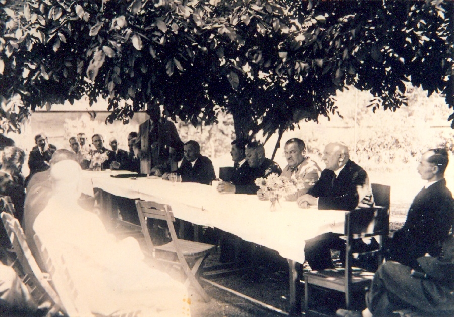 Iparos Kör udvarán iparosok megbeszélése