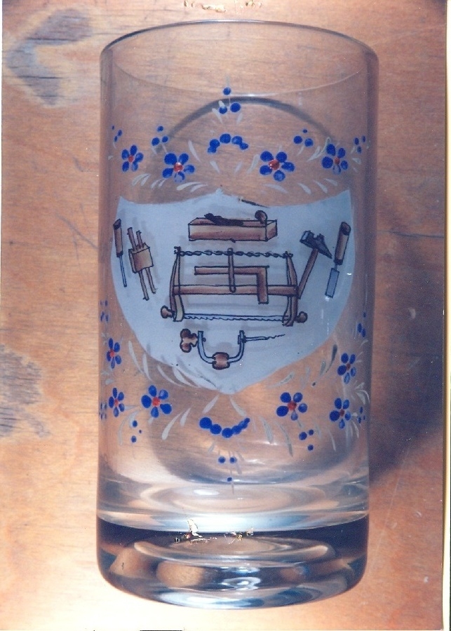 Díszes pohár, rajta asztalos szerszámok