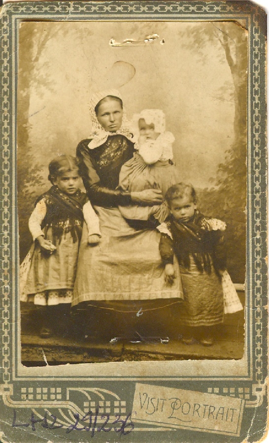 Hubinéné három gyermekével