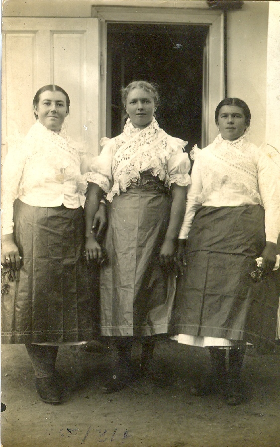 Három barátnő slingelt nyakrakendőben