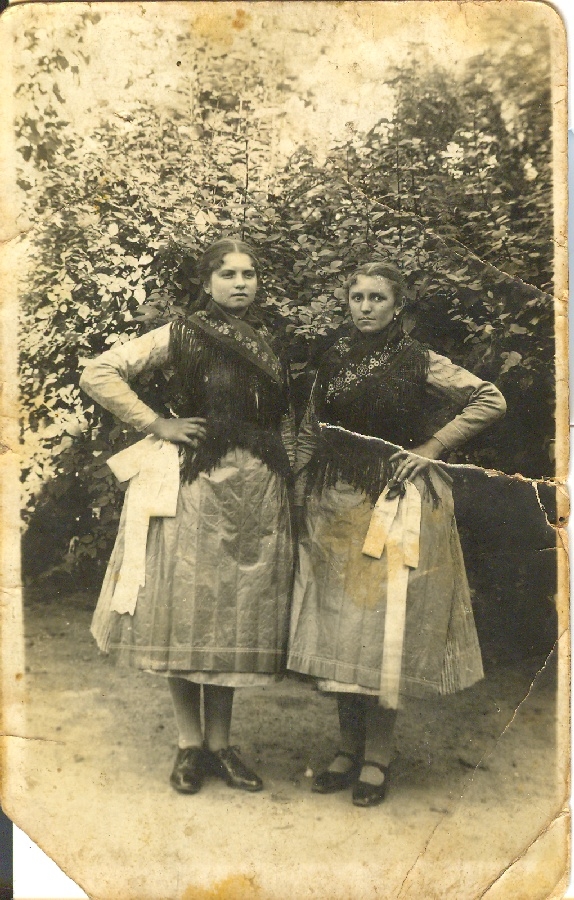 Népviseletes barátnők