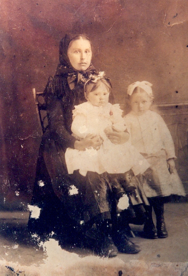 Anya két lányával