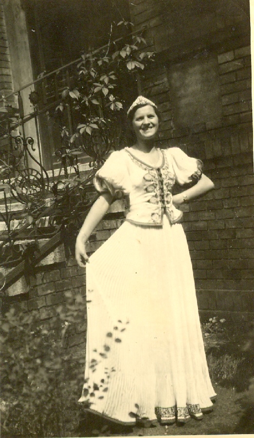 Díszmagyar női öltözet